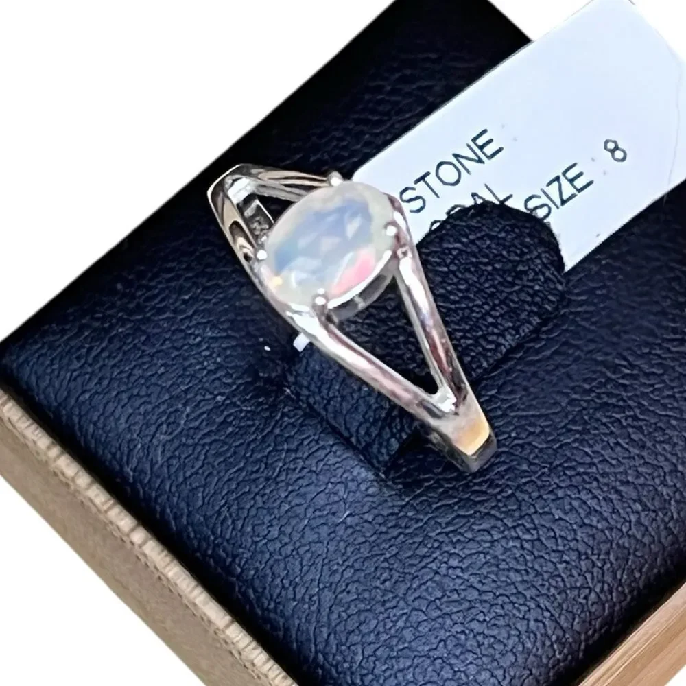 925 Sterling Silver this elegant